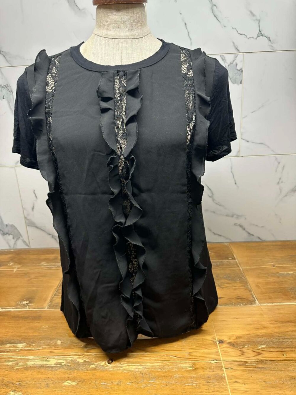 🖤 Women’s GUESS T-Shirt – Size M – $8 🖤